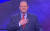 미국의 인기 퀴즈 프로그램 ‘제퍼디(Jeopardy)’에 출연한 켈리 도너휴의 손 모양이 소셜네트워크서비스(SNS) 등에서 논란을 일으켰다. 사진 SNS 캡처