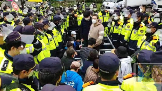  사드기지 앞 주민·경찰 대치중···"장비車 40여대 반입 예정"