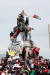 2019년 10월 23일(현지시간) 칠레 산티아고 시내에 있는 바케다노 장군 기념 동상 주변에 반정부 시위 군중이 모여들고 있다. [EPA=연합뉴스] 