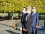지난해 11월 8일(현지시간) 방미한 강경화 외교부 장관이 워싱턴DC에 있는 한국전쟁 참전 기념공원에서 헌화하고 있다. 연합뉴스