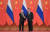 지난 2018년 6월 8일 베이징 인민대회당에서 열린 우의훈장 수여식에서 시진핑 중국 국가주석(오른쪽)이 블라디미르 푸틴(왼쪽) 러시아 대통령에게 훈장을 수여한 뒤 악수 하고 있다. [중앙포토]