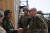 폴 라캐머러 주한미군사령관 지명자(오른쪽)가 미국 육군 제4 보병사단장 시절 이라크군 관계자와 만나 악수하고 있다. 라캐머러 주한미군 사령관 지명자는 실전 경험이 풍부한 지휘관이다. [사진 미 육군]
