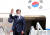 한·미 정상회담에 참석하기 위해 미국을 방문한 문재인 대통령이 19일(현지시간) 워싱턴DC 인근 앤드루스 공군기지에 도착해 전용기에서 내리며 손을 흔들고 있다. [뉴시스]