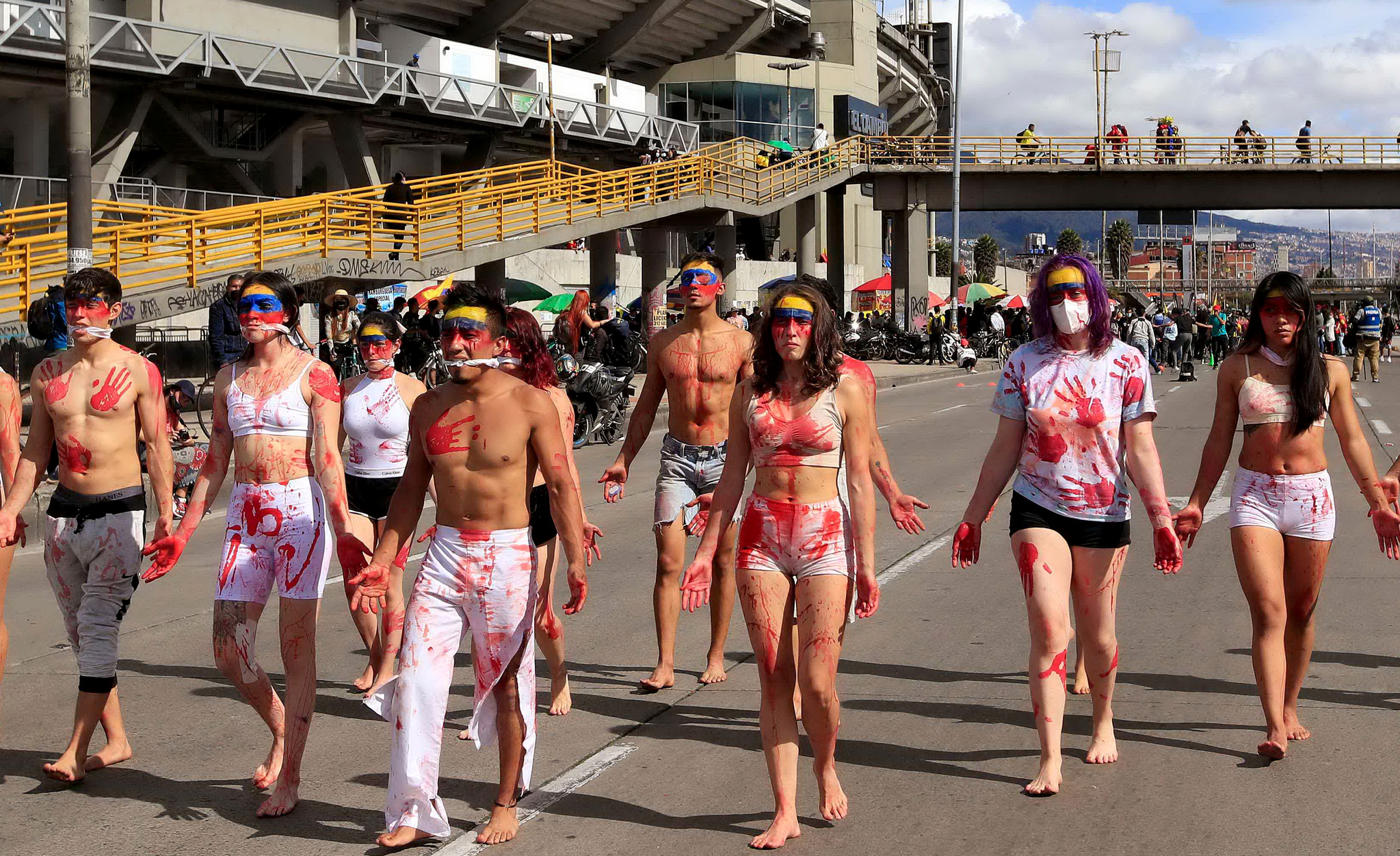 [이 시각] "이런 판국에 무슨 축구", 거리로 나선 콜롬비아 행위예술가들 