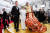 지난해 아카데미 시상식장에 선 빌리 포터(맨 오른쪽)는 황금빛 깃털이 달린 드레스와 하이힐을 착용했다. 시상식에 함께 참여한 가수 피니즈 오코넬(맨 왼쪽)과 빌리 아일리쉬. 로이터=연합뉴스