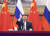 시진핑 중국 국가주석이 베이징에서 지난 19일(현지시간) 블라디미르 푸틴 러시아 대통령과 원전착공식을 화상관람하며 인사를 나누고 있다. 신화통신=연합뉴스