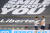 애스턴 빌라전 후 손흥민(왼쪽)과 악수하는 케인, 올 시즌 14골을 함께 만들어낸 콤비지만 헤어질 가능성이 높다. [EPA=연합뉴스]