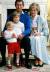 과거 윌리엄 왕자, 찰스 왕세자, 다이애나 왕세비손과 가족 사진을 찍은 해리 왕자(왼쪽 아래). 연합뉴스