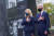 바이든 미국 대통령이 2020년 11월 당선 직후 필라델피아 한국전쟁 기념비를 찾아 질 바이든 여사와 함께 헌화하고 있다.