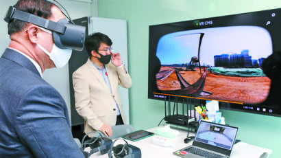 [사진] 홍 부총리, 3D VR 체험