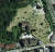 2010년의 같은 지역 위성사진. 잔디 정원이 잘 가꿔졌고, 고급 정원수도 보인다. 국토정보맵
