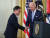 문재인 대통령과 조 바이든 미국 대통령이 21일 오후(현지시간) 워싱턴 백악관 이스트룸에서 열린 한국전쟁 명예 훈장 수여식에서 인사하고 있다. 연합뉴스