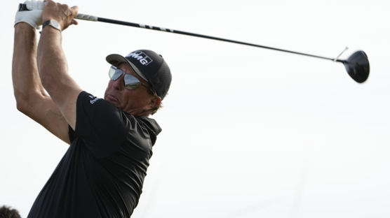 51세 미켈슨 PGA 선두, 역대 최고령 메이저 우승 보인다