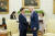 문재인 대통령과 조 바이든 미국 대통령이 21일 오후(현지시간) 워싱턴 백악관 오벌오피스에서 열린 소인수회담에서 웃으며 악수하고 있다. 뉴스1