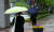 지난 10일 전북 전주시의 한 대학교 앞에서 우산을 쓴 학생들이 발걸음을 재촉하고 있다. 뉴스1