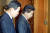 2003년 11월 청와대에서 열린 국무회의에 앞서 당시 김진표 경제부총리(왼쪽)이 노무현 대통령과 이야기하고 있다. 중앙포토