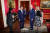 문재인 대통령이 21일 오후(현지시간) 한미정상회담을 위해 미국 워싱턴 백악관을 찾아 조 바이든 대통령 부부와 인사를 나누고 있다.청와대 페이스북