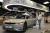 최근 이마트 죽전점 일렉트로마트에서 모델들이 현대자동차의 전기차 '아이오닉5' 팝업 전시장을 소개하고 있다. [뉴스1]