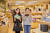 국립중앙박물관 문화상품에 대해 알아보기 위해 국립중앙박물관 문화상품점을 찾은 김리안 학생모델(왼쪽)·박시은 학생기자가 초충도 파우치와 유물 마스크를 들고 포즈를 취했다.
