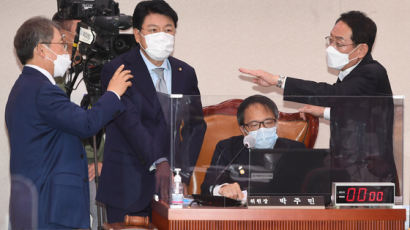 '중수청 마이웨이' 박주민, 법사위원장 명패 달고 달라졌다