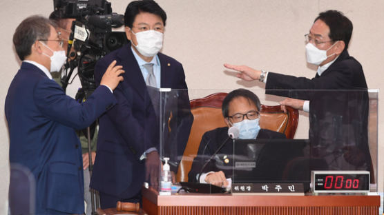 '중수청 마이웨이' 박주민, 법사위원장 명패 달고 달라졌다