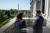 문재인 대통령이 카멀라 해리스 미국 부통령과 워싱턴 모뉴먼트가 보이는 발코니에서 대화하고 있다. [뉴스1]