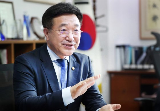 윤호중 "법사위원장 못준다, 대신 외통·정무위는 줄 수 있다" | 중앙일보