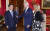 조 바이든 미국 대통령은 문재인 대통령 팔에 손을 얹어 친밀감을 표시했다. 오른쪽은 질 바이든 여사. [연합뉴스]