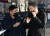 유튜브 채널 ‘가로세로연구소‘의 김용호씨(오른쪽)가 지난해 12월 서울 종로구 서울지방경찰청 인근에서 라이브 방송을 진행하고 있다. 뉴스1