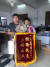 감사의 꽃다발과 함께 선물을 받은 우쟈페이(왼쪽)[웨이보]