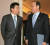 2007년 2월 스페인을 국빈 방문한 노무현 대통령이 송민순 외교부 장관에게 6자 회담 관련 보고를 받고 있다.