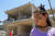 얼굴에 팔레스타인 깃발을 그린 소녀가 24일 베이트 하눈의 파괴된 건물 앞에 서 있다. 이번 충돌에서 발생한 팔레스타인측 사망자 248명 중 66명이 어린이다. 신화=연합뉴스
