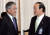 2007년 3월 13일 문재인 당시 대통령 비서실장이 국무회의에 앞서 송민순 외교통상부 장관과 대화하고 있다.