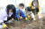 대구의 한 유치원 어린이들이 지난달 식목일에 바깥 활동을 하고 있는 모습. 