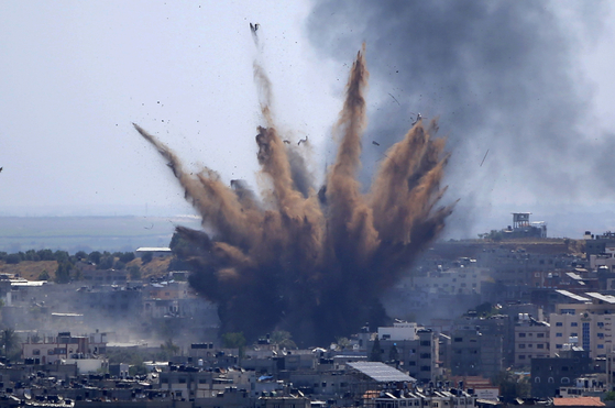 지난 13일 이스라엘의 폭격을 받고 있는 가자시티. [AP=연합뉴스]