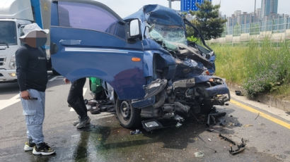 1t 트럭이 종잇장처럼 구겨졌다…청소車 들이받은 운전자 사망