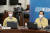 2020년 12월 정세균(오른쪽) 당시 국무총리가 코로나19 중앙재난안전대책본부 회의에서 이재명 경기지사와 동석했다. 두 사람은 민주당 대선 후보를 놓고 경쟁 중이다. / 사진:경기도