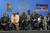 빌 드 블라지오 뉴욕 시장(왼족 7번째)과 의회 관계자들이 25일 조지 플로이드를 추모하기 위해 한쪽 무릎을 꿇고 있다. AP=연합뉴스