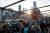 조지 플로이드를 추모하는 뉴욕 시민들이 25일 브루클린 다리를 행진하고 있다. AP=연합뉴스