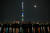 올해 들어 가장 크고 밝은 슈퍼 문이 26일 저녁 도쿄 스카이 트리 곁에 떴다. 도쿄 스카이 트리는 세계에서 가장 높은 전파탑으로 도쿄 올림픽을 홍보하기 위해 오륜색으로 조명하고 있다. 로이터=연합뉴스