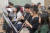 오산시 청소년들로 구성된 오케스트라 ‘물향기엘시스테마’ 단원들이 재능기부 음악인과 함께 악기 연습을 하고 있다. / 사진:오산시