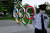 지난 18일 도쿄올림픽 개최 반대 시위가 벌어진 도쿄의 일본올림픽조직위원회 본부 앞 올림픽 조형물 앞에서 경비원이 경계를 서고 있는 모습. 연합뉴스