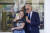 조 바이든 미국 대통령이 27일(현지시간) 클리블랜드 소재 허니 헛 아이스크림 가게에서 직원과 함께 사진을 찍고 있다. AP=연합뉴스