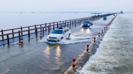 폭우에 잠겨 646억 날아갔다···中양쯔강 156년만에 최고 수위