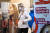 러시아 붉은 광장 근처 상점가에 '코로나 19를 이기기 위한 백신'이라는 문구가 적힌 광고판이 놓인 모습 [AP=연합뉴스]