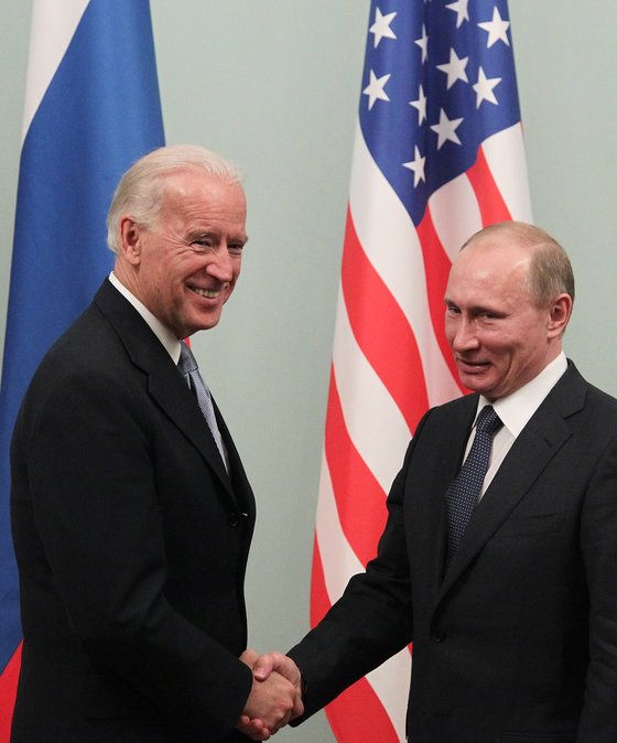 2011년 3월 당시 부통령이던 조 바이든 미국 대통령이 블라디미르 푸틴 러시아 대통령을 모스크바에서 만나 악수를 하고 있다. 당시 바이든 부통령은 푸틴 대통령 면전에서 "당신은 영혼이 없는 것 같다"는 이야기를 했다. EPA=연합뉴스