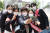 국민의힘 당 대표 출마를 선언한 이준석 전 최고위원이 24일 오후 대구 북구 경북대학교 북문 앞에서 대학생들과 인사 나누며 기념사진을 찍고 있다. 뉴스1