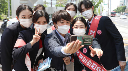 “가능하면 우리가 끌어내리고 싶다” 이준석 돌풍에 떠는 여권