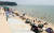 충남 보령시 대천해수욕장을 찾은 피서객들이 해변과 물속에서 즐거운 한때를 보내고 있다. 연합뉴스