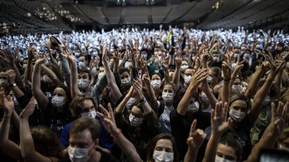 [이 시각] 5000명 실내에서 열광, 일상 회복 위한 파리의 '테스트 콘서트'